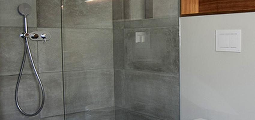 Baño Estilo contemporaneo Color marron, blanco, gris  diseñado por Trazo interiorismo | Interiorista 