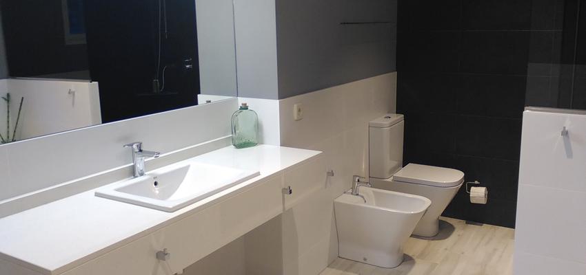 Baño style contemporaneo color marron, blanco, gris, negro  diseñado por Arq & Reformas. Madrid | Arquitecto 