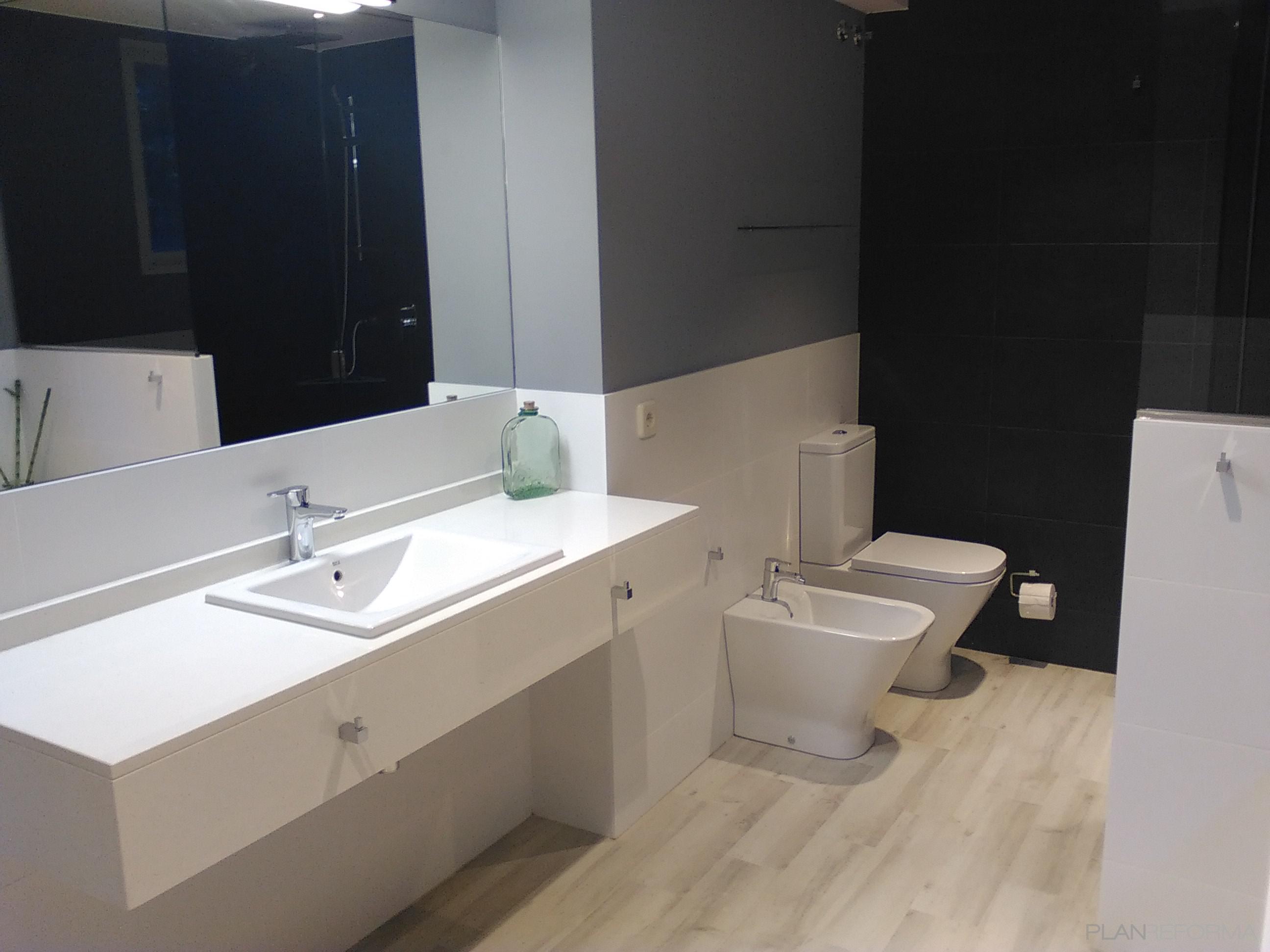 Baño style contemporaneo color marron, blanco, gris, negro  diseñado por Arq & Reformas. Madrid | Arquitecto 