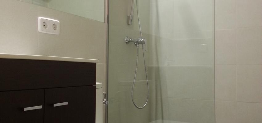 Baño Estilo moderno Color marron, blanco, gris  diseñado por ARQuadrat - arquitectura i rehabilitació | Arquitecto Técnico 