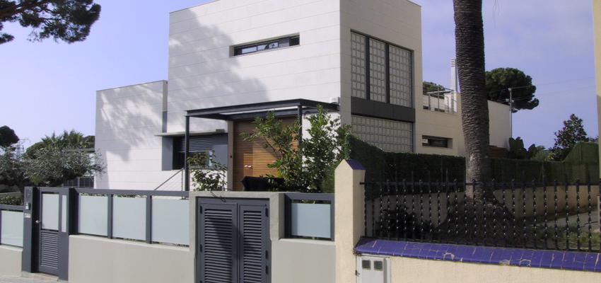 Exterior Estilo moderno Color blanco, gris  diseñado por ARQuadrat - arquitectura i rehabilitació | Arquitecto Técnico 