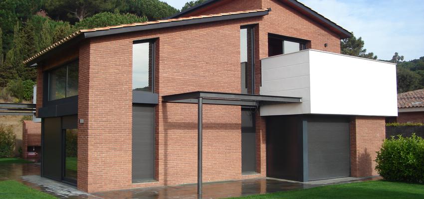 Patio, Exterior, Jardin Estilo contemporaneo Color marron, blanco, gris  diseñado por ARQuadrat - arquitectura i rehabilitació | Arquitecto Técnico 