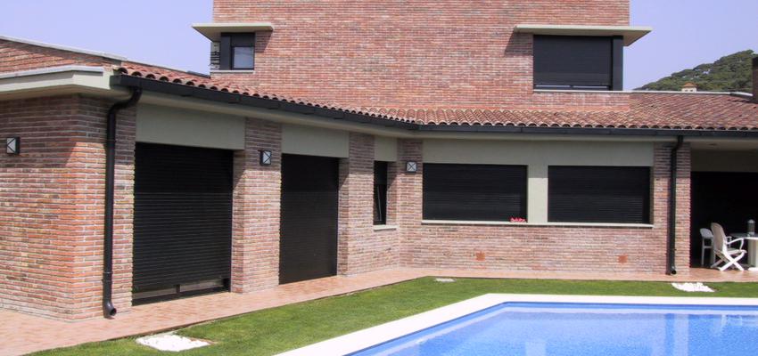 Piscina, Exterior Estilo contemporaneo Color marron, blanco, gris  diseñado por ARQuadrat - arquitectura i rehabilitació | Arquitecto Técnico 