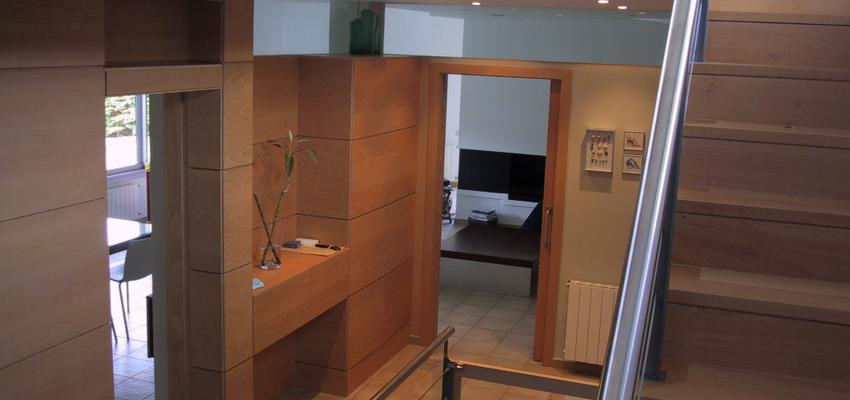 Recibidor, Escalera Estilo contemporaneo Color marron, marron  diseñado por ARQuadrat - arquitectura i rehabilitació | Arquitecto Técnico 