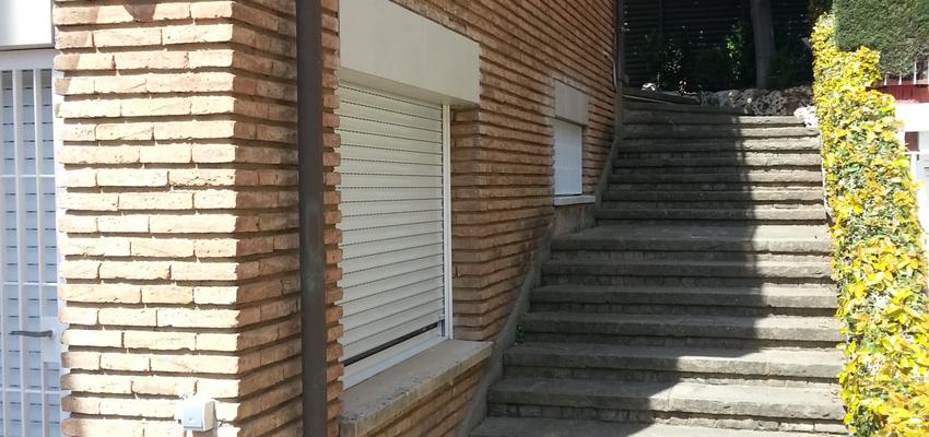 Escalera, Exterior Estilo contemporaneo Color marron, marron, blanco  diseñado por ARQuadrat - arquitectura i rehabilitació | Arquitecto Técnico 