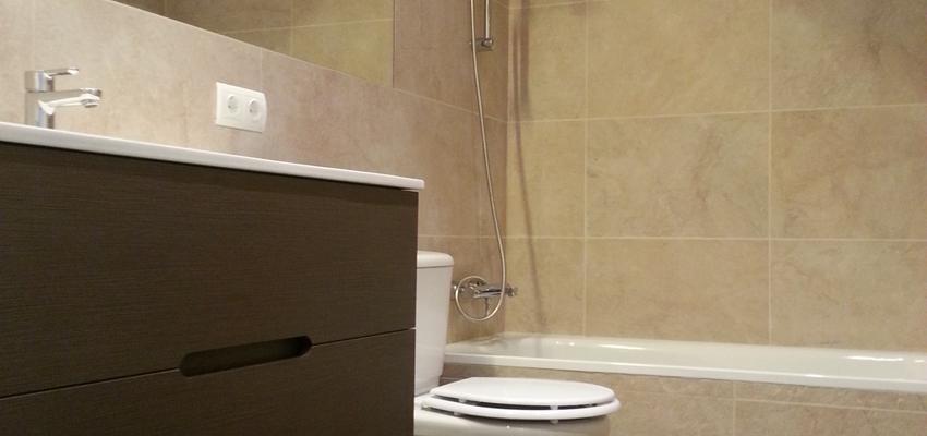 Baño Estilo moderno Color beige, marron  diseñado por ARQuadrat - arquitectura i rehabilitació | Arquitecto Técnico 