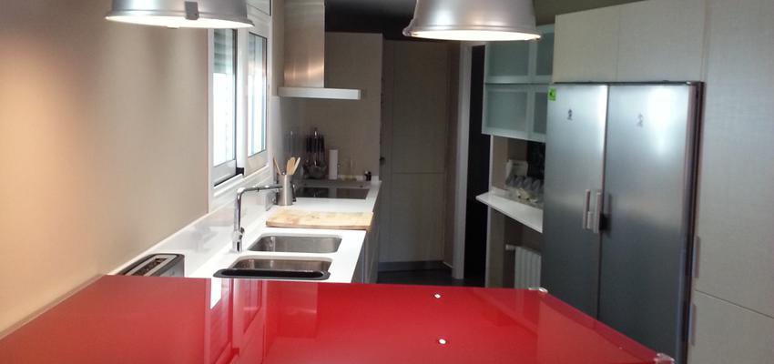 Cocina Estilo moderno Color rojo, gris, gris  diseñado por ARQuadrat - arquitectura i rehabilitació | Arquitecto Técnico 