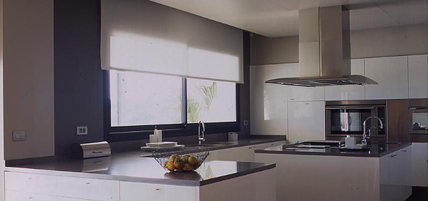 Cocina Estilo moderno Color blanco, gris  diseñado por ARQuadrat - arquitectura i rehabilitació | Arquitecto Técnico 