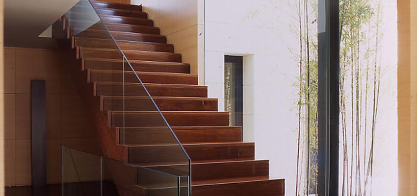 Escalera Estilo tropical Color marron, blanco, negro  diseñado por ARQuadrat - arquitectura i rehabilitació | Arquitecto Técnico 