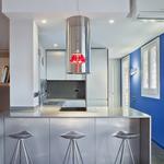 Cocina style moderno color azul, marron, blanco, plateado
