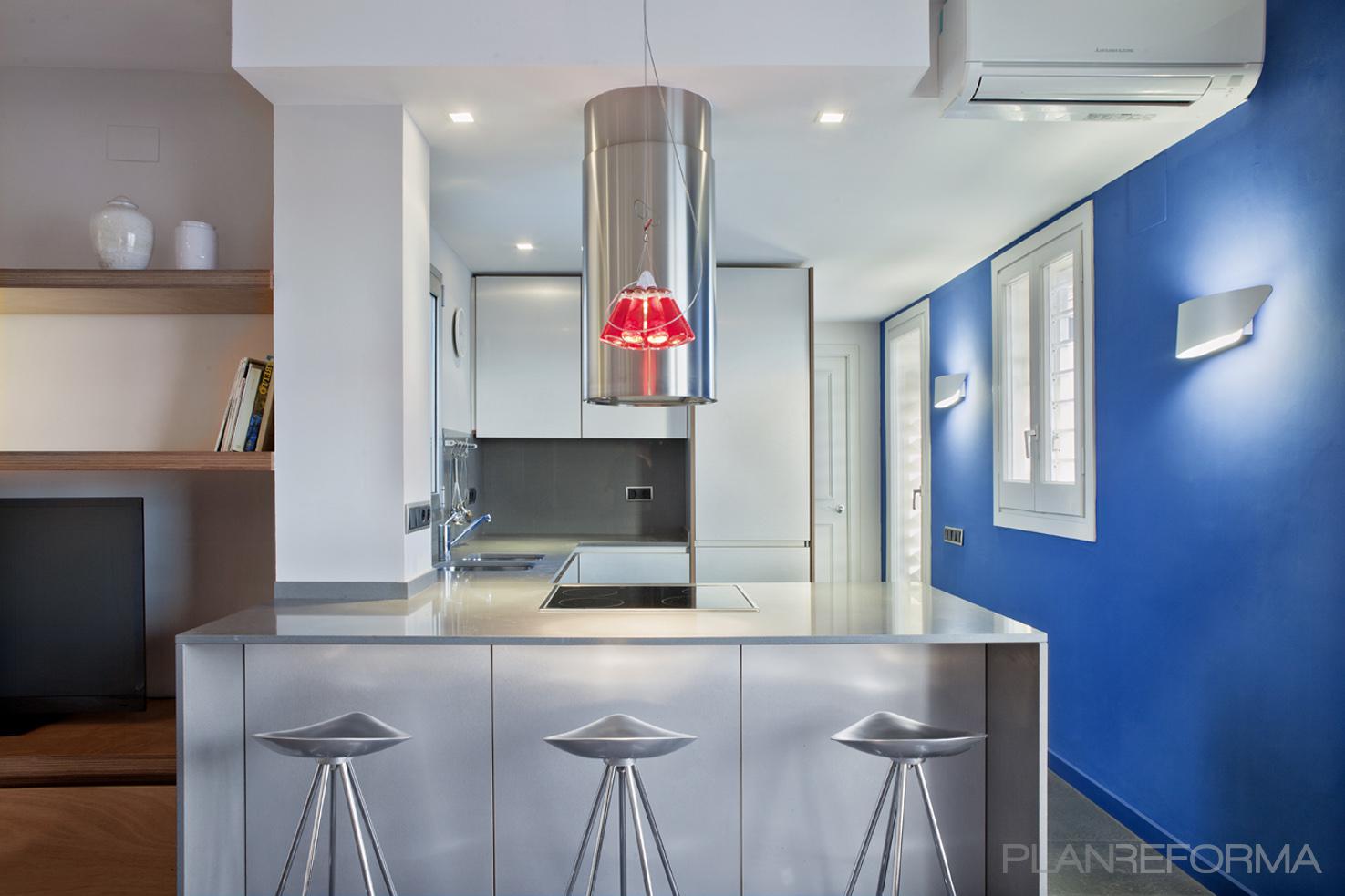 Cocina style moderno color azul, marron, blanco, plateado