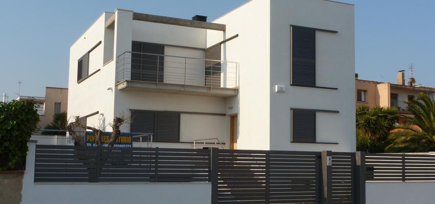 Recibidor, Balcon, Exterior style moderno color marron, blanco  diseñado por Juli Llueca, Arquitecto | Arquitecto 