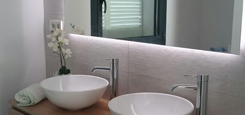 Baño Estilo mediterraneo Color rojo, turquesa  diseñado por l'estudi .espai de creació | Interiorista | Copyright Soy propietario de la imagen.