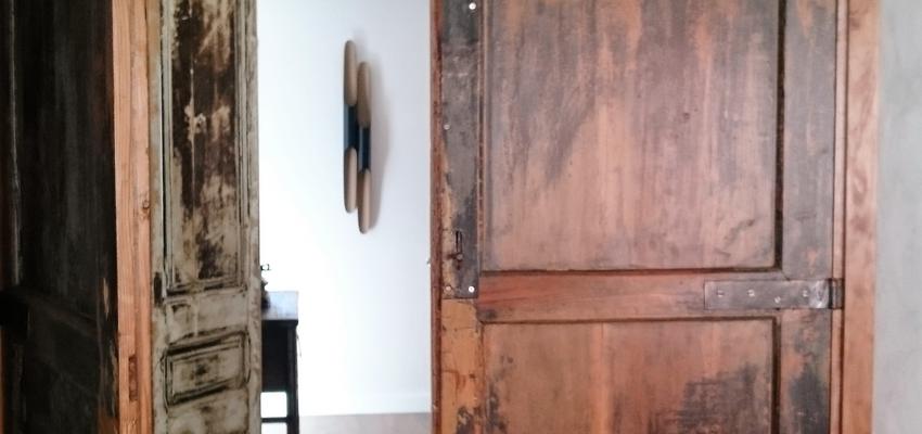 Dormitorio, Recibidor Estilo eclectico Color marron, azul cielo, bronce  diseñado por l'estudi .espai de creació | Interiorista | Copyright Soy propietario de esta imagen.