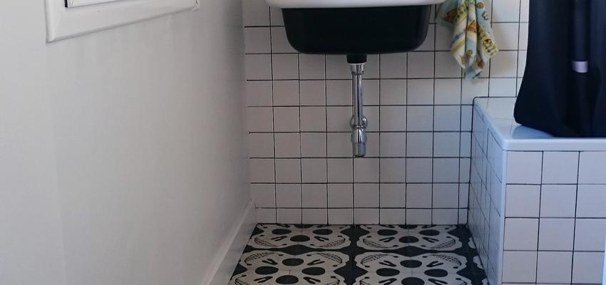 Baño Estilo eclectico Color rojo, azul, beige  diseñado por l'estudi .espai de creació | Interiorista | Copyright Soy propietario de esta imagen.