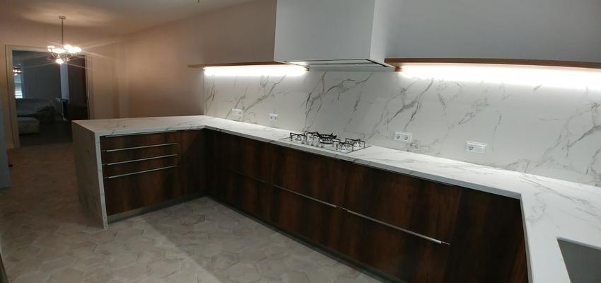 Comedor, Cocina Estilo contemporaneo Color rojo, azul, bronce  diseñado por l'estudi .espai de creació | Interiorista | Copyright Soy propietario de esta imagen.