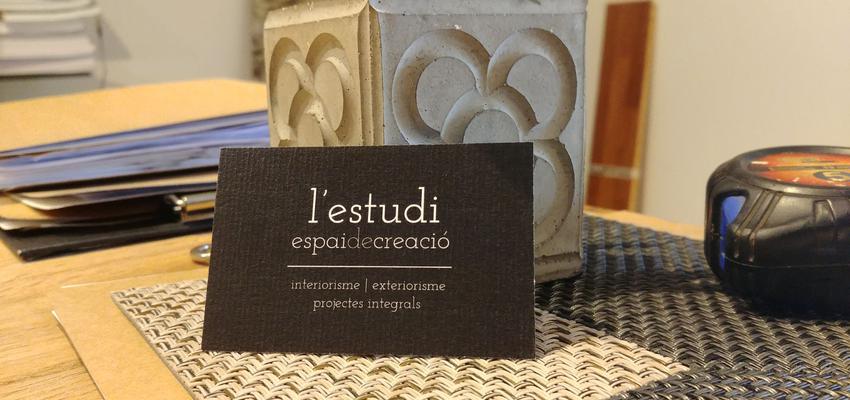 Estudio, Oficina Estilo eclectico Color rojo, ocre, azul oscuro  diseñado por l'estudi .espai de creació | Interiorista | Copyright Soy propietario de esta imagen.