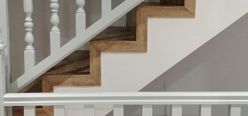 Escalera Estilo mediterraneo Color rojo, turquesa, gris  diseñado por l'estudi .espai de creació | Interiorista | Copyright Soy propietario de esta imagen.