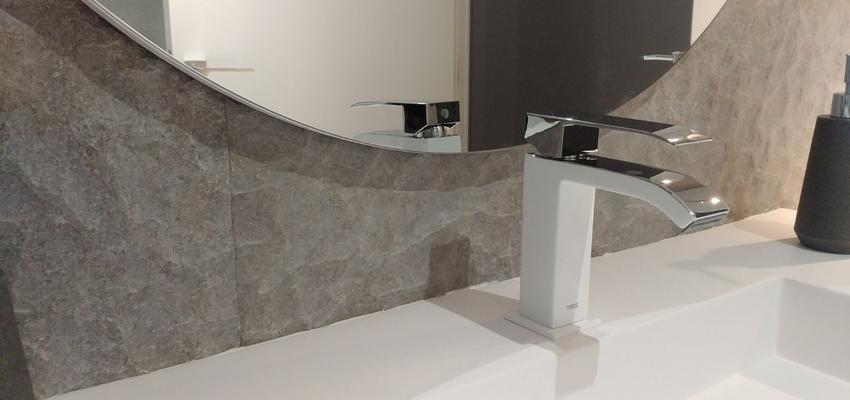 Baño Estilo contemporaneo Color rojo, marron, plateado  diseñado por l'estudi .espai de creació | Interiorista | Copyright Soy propietario de esta imagen.