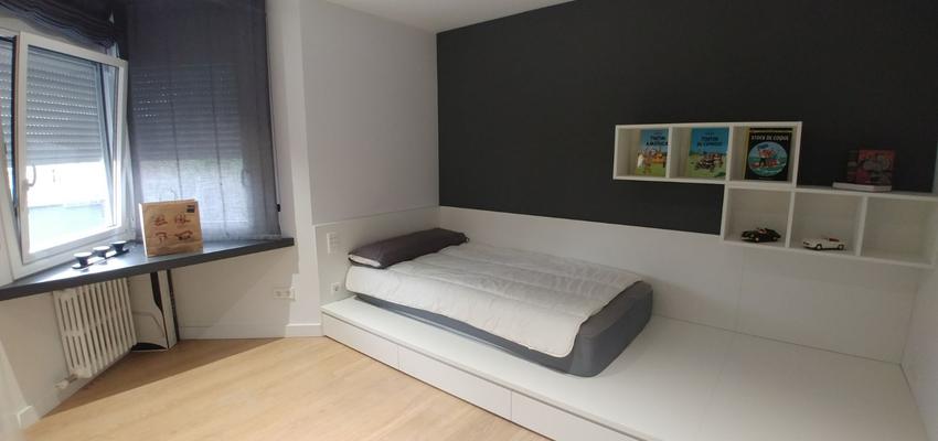 Dormitorio Estilo contemporaneo Color rojo, azul, dorado  diseñado por l'estudi .espai de creació | Interiorista | Copyright Soy propietario de esta imagen.