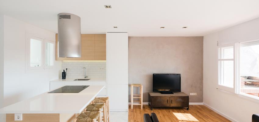 Comedor, Sala de la TV, Cocina style mediterraneo color marron, blanco, gris  diseñado por LF24 | Arquitecto | Copyright Yo soy el propietario. Las fotos s ellas encargue a un fotógrafo que me hizo el reportaje.