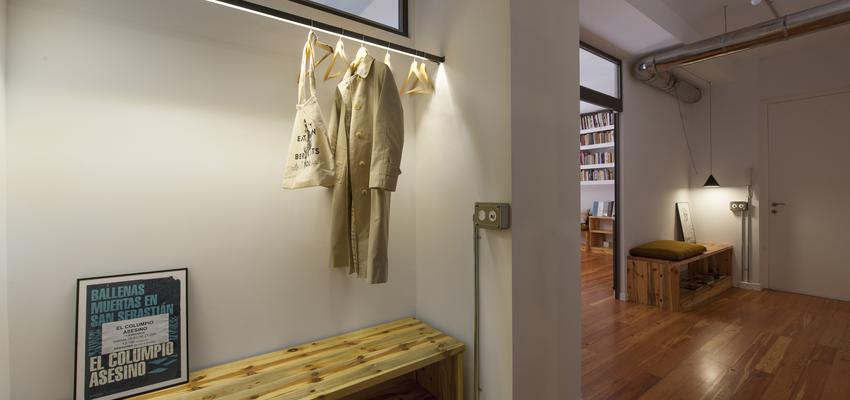 Recibidor, Vestibulo, Pasillo Estilo eclectico Color amarillo, amarillo, bronce  diseñado por Andrea Tames | Arquitecto | Copyright La foto está tomada por Maite Basterra para los dueños del espacio multidisciplinar llamado Doctor Alaba