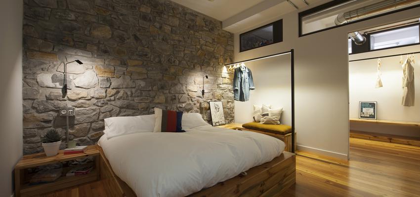 Dormitorio Estilo eclectico Color amarillo  diseñado por Andrea Tames | Arquitecto | Copyright La foto está tomada por Maite Basterra para los dueños del espacio multidisciplinar llamado Doctor Alaba