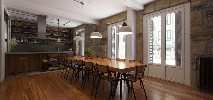 Comedor, Cocina, Restaurante Estilo vintage Color ocre  diseñado por Andrea Tames | Arquitecto | Copyright La foto está tomada por Maite Basterra para los dueños del espacio multidisciplinar llamado Doctor Alaba