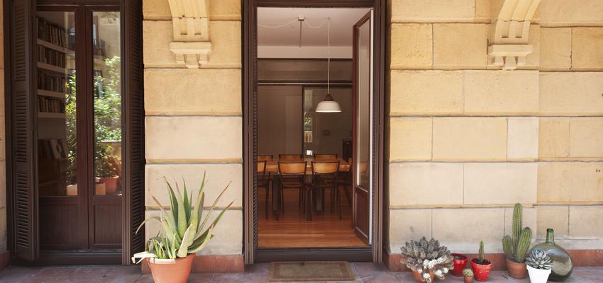Comedor, Terraza, Restaurante Estilo eclectico Color beige  diseñado por Andrea Tames | Arquitecto | Copyright La foto está tomada por Maite Basterra para los dueños del espacio multidisciplinar llamado Doctor Alaba