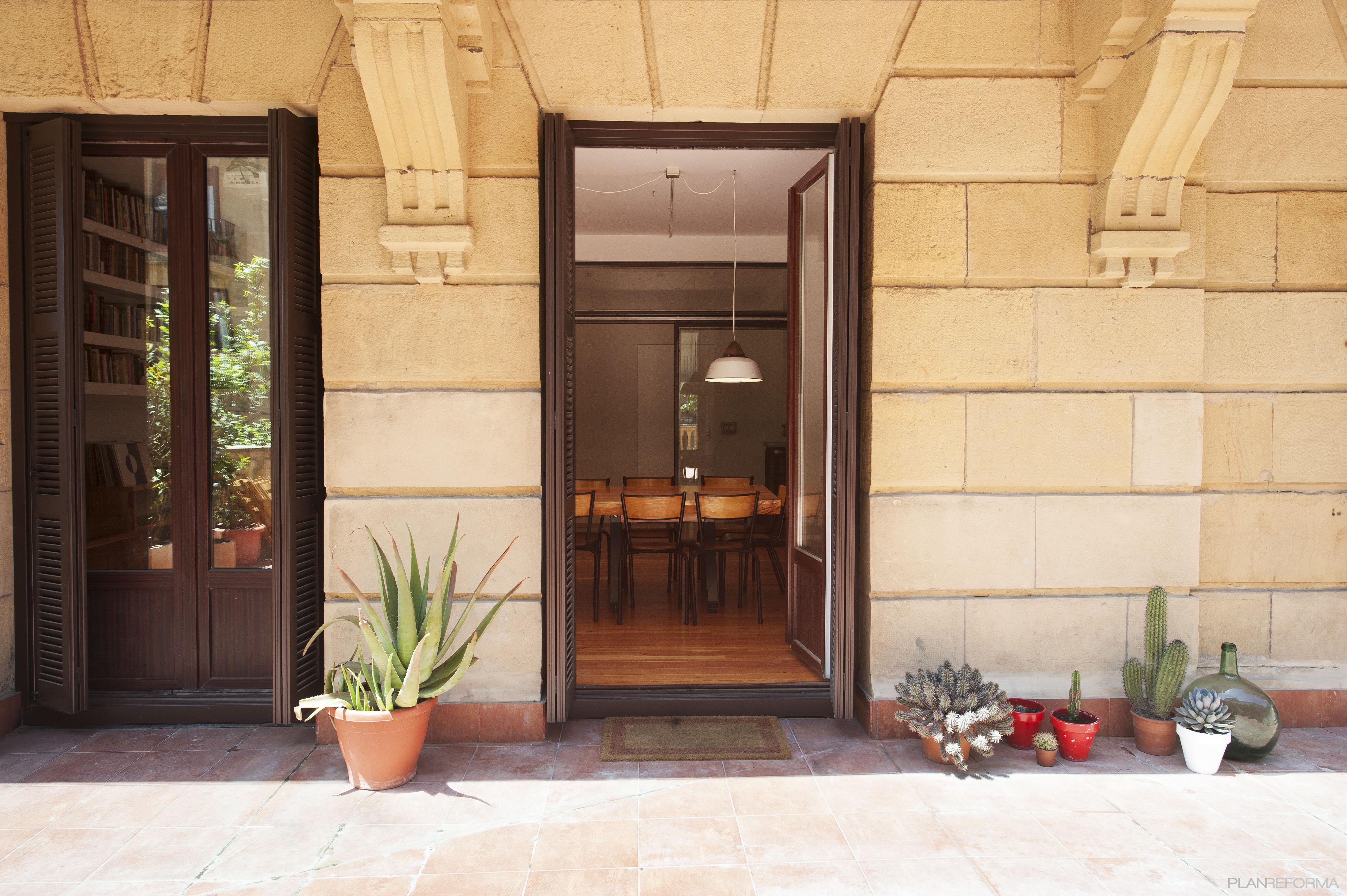 Comedor, Terraza, Restaurante Estilo eclectico Color beige  diseñado por Andrea Tames | Arquitecto | Copyright La foto está tomada por Maite Basterra para los dueños del espacio multidisciplinar llamado Doctor Alaba