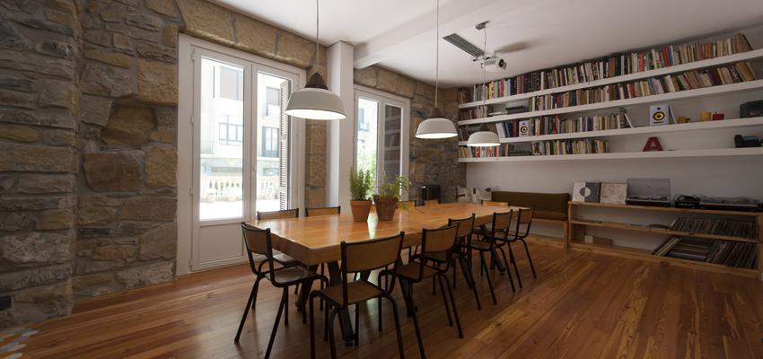 Comedor, Salon, Restaurante Estilo eclectico Color marron  diseñado por Andrea Tames | Arquitecto | Copyright La foto está tomada por Maite Basterra para los dueños del espacio multidisciplinar llamado Doctor Alaba