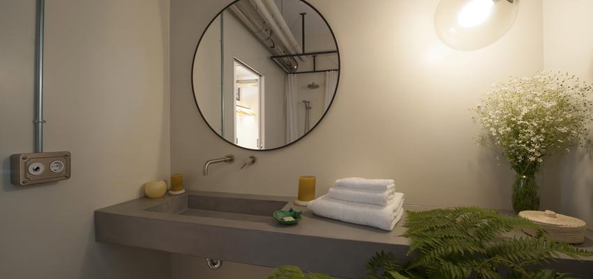 Baño Estilo eclectico Color gris  diseñado por Andrea Tames | Arquitecto | Copyright La foto está tomada por Maite Basterra para los dueños del espacio multidisciplinar llamado Doctor Alaba