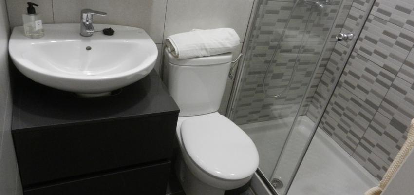 Baño Estilo moderno Color blanco, gris, gris  diseñado por SAC ArquiDeco | Interiorista | Copyright SAC Arquideco