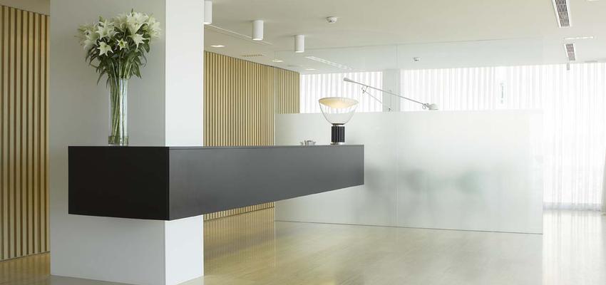 Salon, Hotel Estilo mediterraneo Color crema, blanco, gris oscuro  diseñado por SS HOME Reformas Integrales | Reformista, constructor 