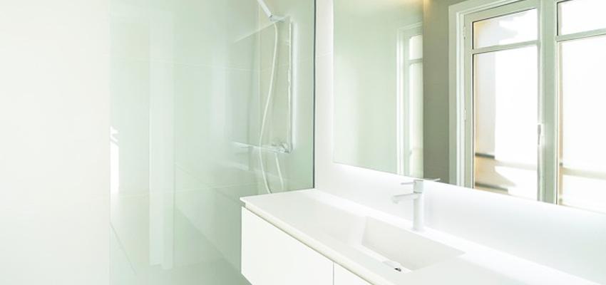 Baño Estilo moderno Color ocre, blanco  diseñado por SS HOME Reformas Integrales | Reformista, constructor 