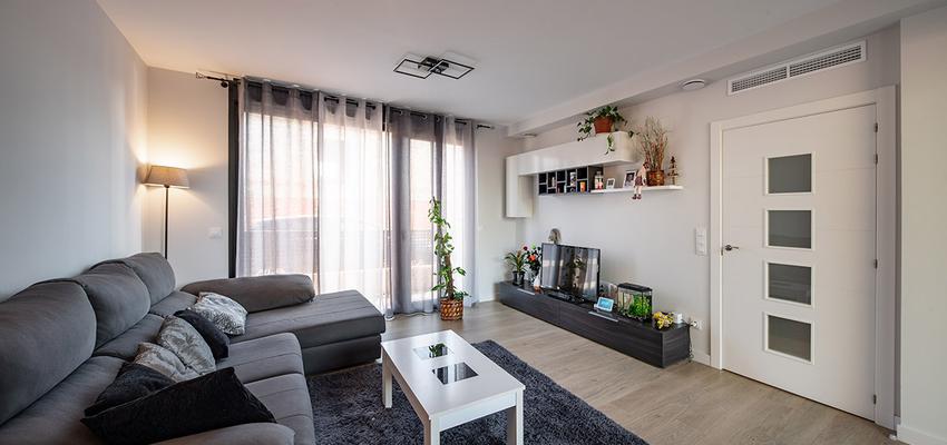 Sala de la TV, Sala de juegos, Salon Estilo mediterraneo Color verde, gris  diseñado por CONSTRUCCIONES JUAN ZORZANO BLANCO S.L. | Arquitecto 