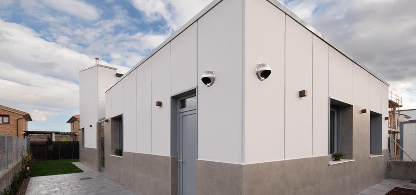 Exterior, Galería Estilo moderno Color beige, gris  diseñado por CONSTRUCCIONES JUAN ZORZANO BLANCO S.L. | Arquitecto 