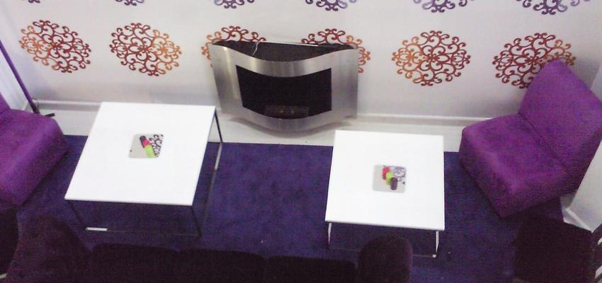 Salon style moderno color violeta, blanco  diseñado por roomy showroom | Arquitecto Técnico 