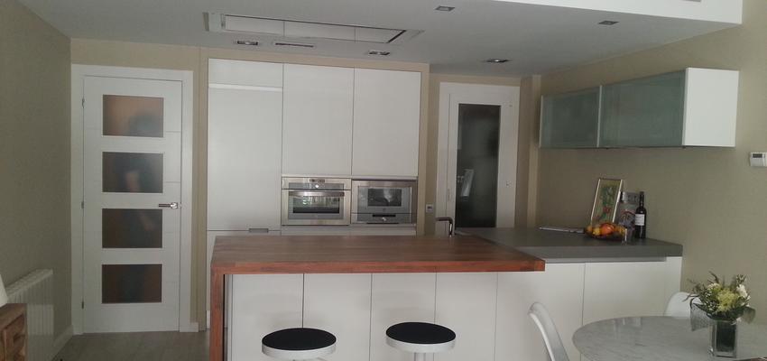 Comedor, Cocina style moderno color beige, marron, blanco, gris, plateado  diseñado por MONIKA LAO INTERIORISMO | Gremio | Copyright si la foto es mia