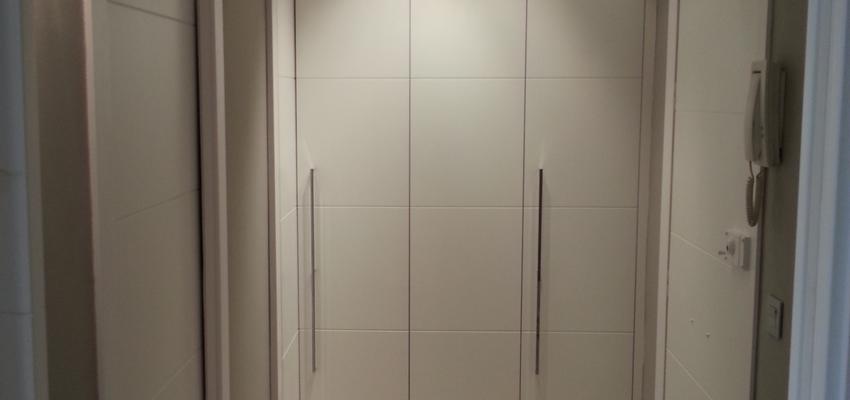 Recibidor Estilo moderno Color beige, gris, gris  diseñado por MONIKA LAO INTERIORISMO | Gremio 