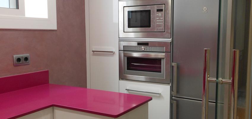 Cocina style moderno color rosa, rosa, rosa  diseñado por MONIKA LAO INTERIORISMO | Gremio | Copyright si la foto es mia