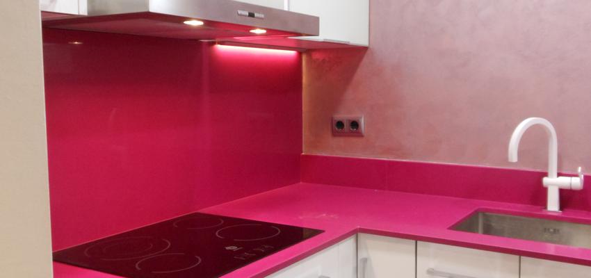 Cocina style moderno color rosa, rosa, rosa  diseñado por MONIKA LAO INTERIORISMO | Gremio 