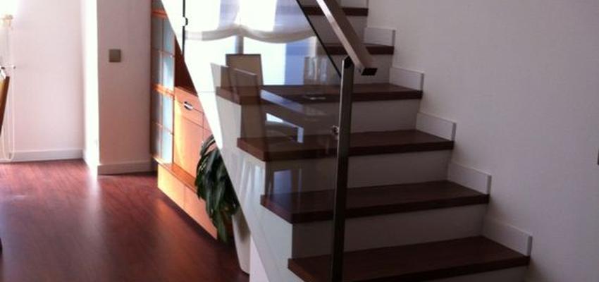 Escalera style moderno color beige, marron, marron  diseñado por MONIKA LAO INTERIORISMO | Gremio | Copyright si la foto es mia