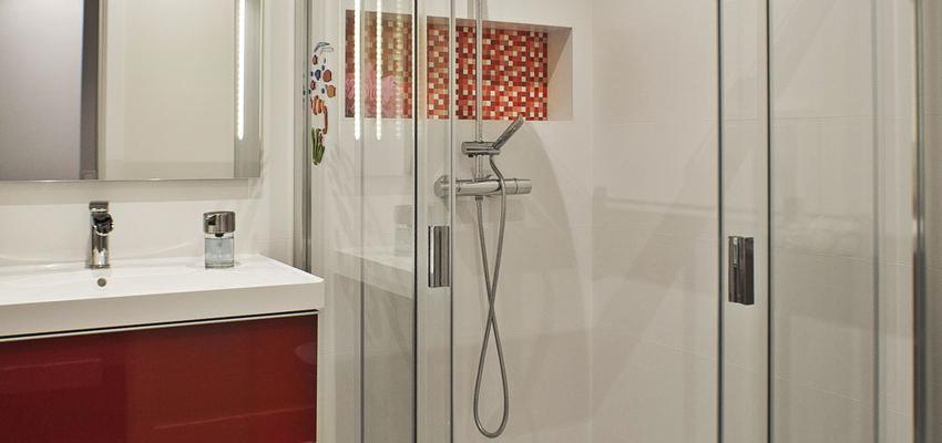 Baño Estilo contemporaneo Color rojo, blanco, plateado  diseñado por Arrevol arquitectura | Arquitecto 