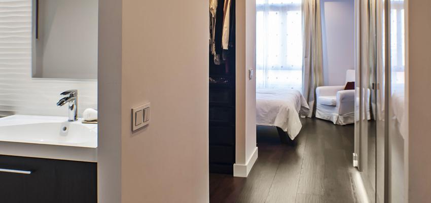 Baño, Dormitorio, Vestidor Estilo contemporaneo Color marron, marron, plateado  diseñado por Arrevol arquitectura | Arquitecto 