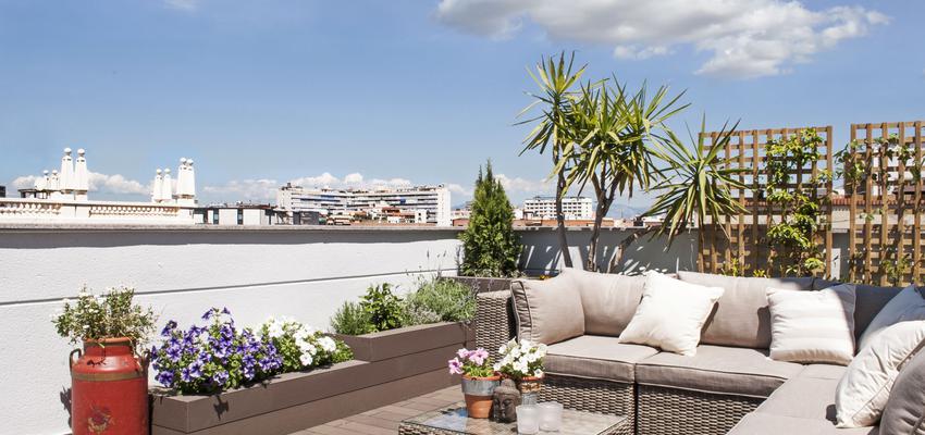 Terraza Estilo contemporaneo Color verde, azul cielo, marron  diseñado por Arrevol arquitectura | Arquitecto 