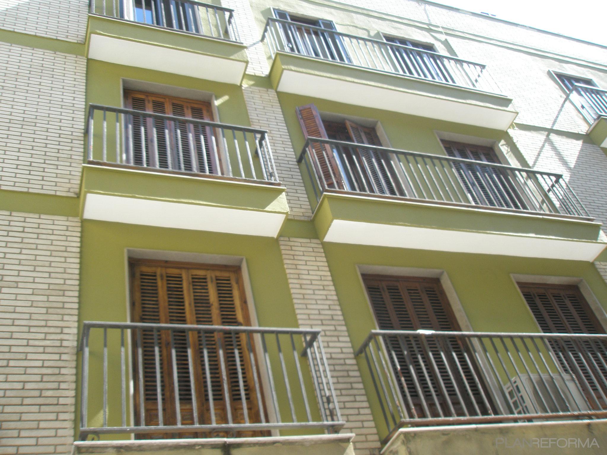 Exterior Estilo tradicional Color verde, beige, marron, blanco  diseñado por Reforcentro S.C. | Arquitecto Técnico 