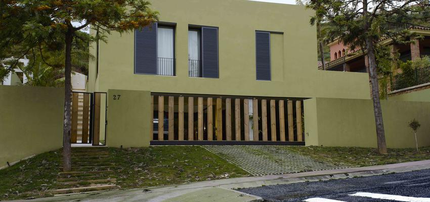 Exterior Estilo moderno Color amarillo, marron, gris, negro  diseñado por José Ojeda | Arquitecto | Copyright Copyright José Cortés