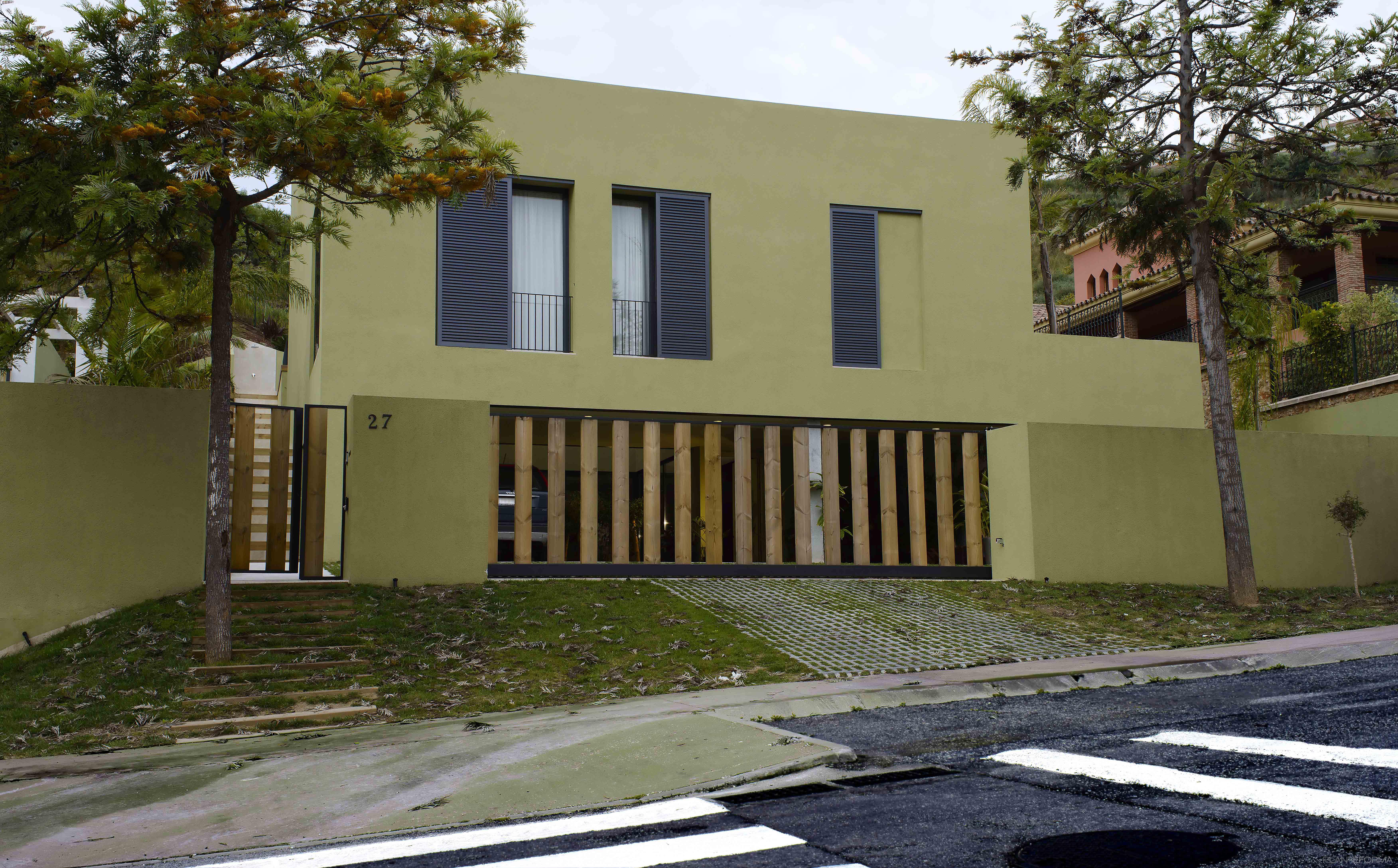 Exterior Estilo moderno Color amarillo, marron, gris, negro  diseñado por José Ojeda | Arquitecto | Copyright Copyright José Cortés