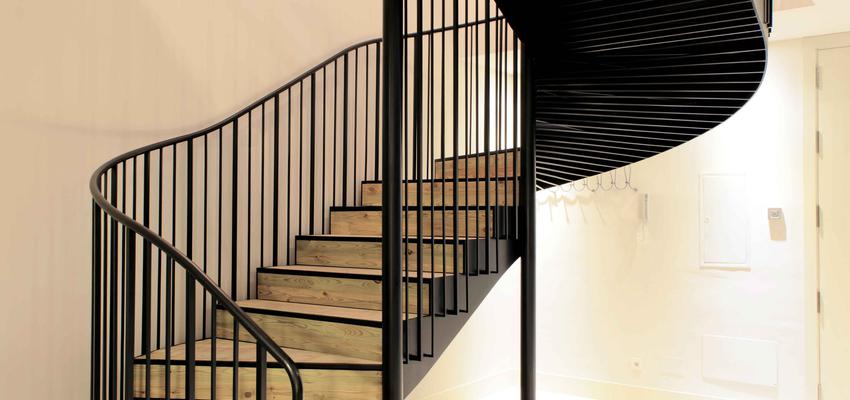 Escalera Estilo contemporaneo Color beige, marron, negro  diseñado por José Ojeda | Arquitecto | Copyright Copyright José Cortés